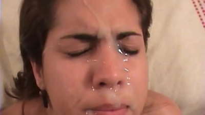 Une belle brune latine s'envoie en l'air