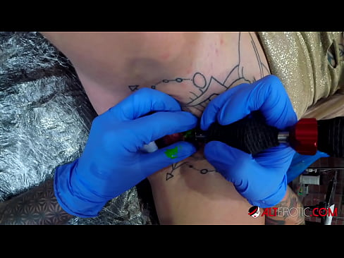 ❤️ Sully Savage, une chaudasse extrêmement tatouée, s'est fait tatouer le clitoris. Sexe at porn fr.liporno.ru ❌❤